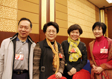 委员们会后亲切交谈并合影