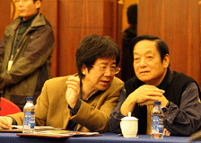 韩美林委员和滕矢初委员亲切交谈