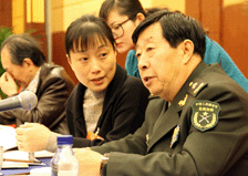 刘大为委员与盛小云委员相互讨论提案