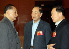 梅葆玖、叶少兰、王立军委员讨论戏剧发展