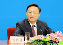 十一届全国人大五次会议举行记者会