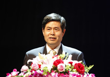 中国剧协分党组书记、驻会副主席、第三届校园戏剧节组委会副主任季国平讲话并揭晓第三届校园戏剧节、中国戏剧奖·校园戏剧奖评奖