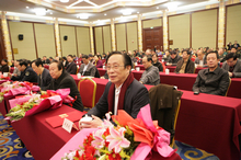 代表聚精会神的听会