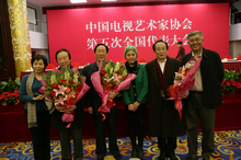 代表在闭幕式现场合影