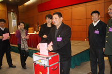 代表投出庄严一票