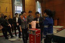 代表投出庄严一票