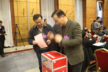 代表投出庄严一票