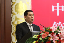 张彦民宣读贺信、贺词、贺电