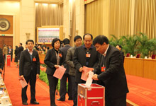 代表投出庄严一票