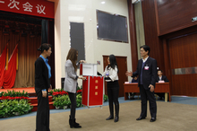 工作人员检查投票箱