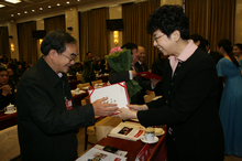 赵实向顾问颁发聘书