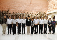 赵实一行参观延安革命纪念馆