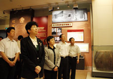 赵实一行参观延安革命纪念馆