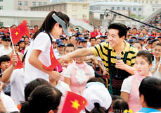 艺术家在延安开展大型文艺演出活动