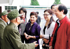 艺术家在延安开展文艺志愿服务活动