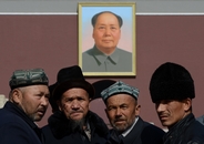 3月3日，北京，来自新疆的游客在天安门前留影。