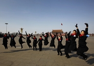 广场上拍照的服务人员