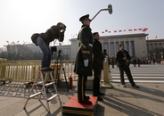 记者在大会堂外拍照