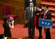 3月3日，北京，全国政协十二届一次会议开幕会前，几名委员在会场内拍照。