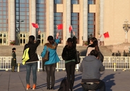 女孩在大会堂前摆POSE合影