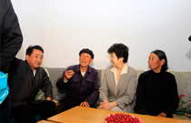 贫困户向赵实一行介绍家中成员