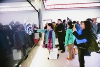 与会人员参观中国文联文艺资源中心数据采集加工区