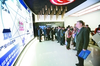 与会人员参观中国文联文艺资源中心数据采集加工区