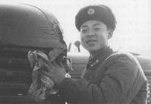 雷锋在精心保养汽车.jpg