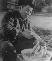 雷锋利用休息时间帮助战友洗衣服.jpg
