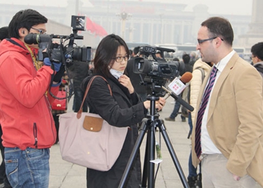 图为开幕前，国内记者采访国外w同行_副本.jpg