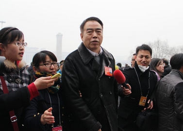 图为全国政协委员陈凯歌会前遭遇记者“围堵”