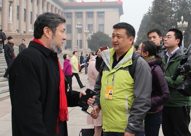图为全国政协委员陈维亚会后接受记者采访