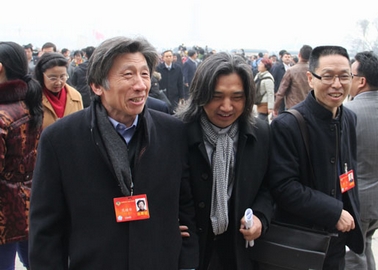 图为全国政协委员范迪安、吴为山一同步入会场