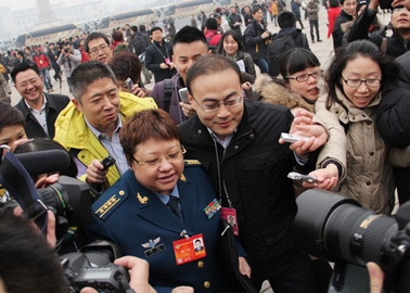图为全国政协委员韩红会前遭遇记者“围堵”