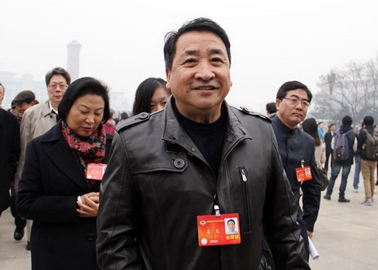 图为全国政协委员姜昆步入会场