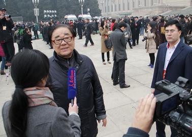 图为全国政协委员金铁霖会前接受记者采访