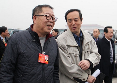 图为全国政协委员廖奔、高满堂一同走向会场
