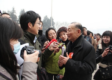 图为全国政协委员梅葆玖会前接受记者采访