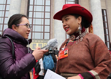 图为全国政协委员茸芭莘那会后接受记者采访