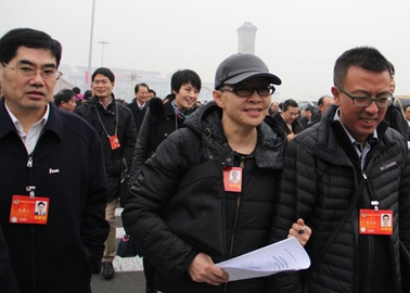 图为全国政协委员宋丹丹、刘小东步入会场