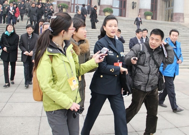 图为全国政协委员宋祖英会后被记者围追采访