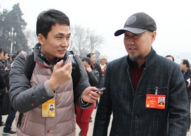 图为全国政协委员腾格尔会前接受记者采访