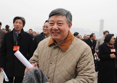 图为全国政协委员吴长江、范迪安走入会场