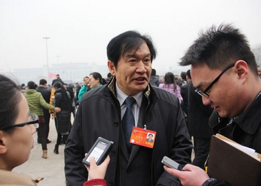 全国政协委员、著名编剧王兴东在接受采访时谈到了电影版权、电影分级等问题