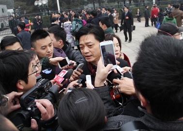 图为全国政协委员崔永元会前遭遇记者“围堵”