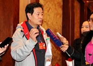 3月4日，全国政协第十二届二次会议举行各界别分组讨论会。图为文艺界分组会结束后，全国政协委员依旧与记者交谈他关注的话题