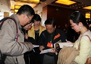 韩美林委员为记者签名