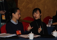全国政协委员邰丽华在分组会上用手语交流