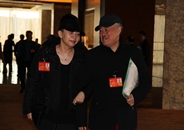 全国政协委员赵本山和宋丹丹手挽手步入各自会议室