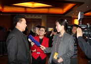 郁钧剑委员接受记者采访